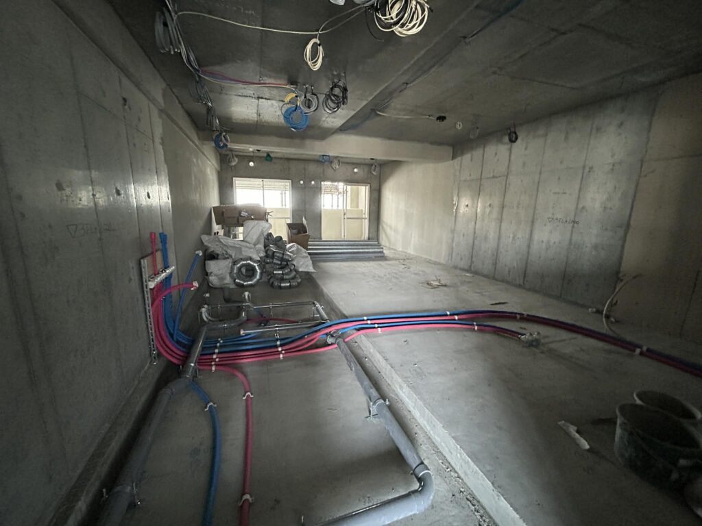 大工工事が進み、空間の形が見えてきました